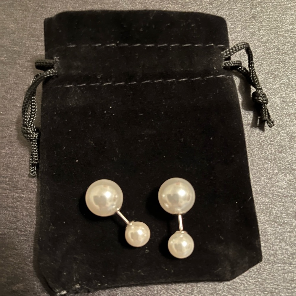 10-14 mm Pearl earrings.